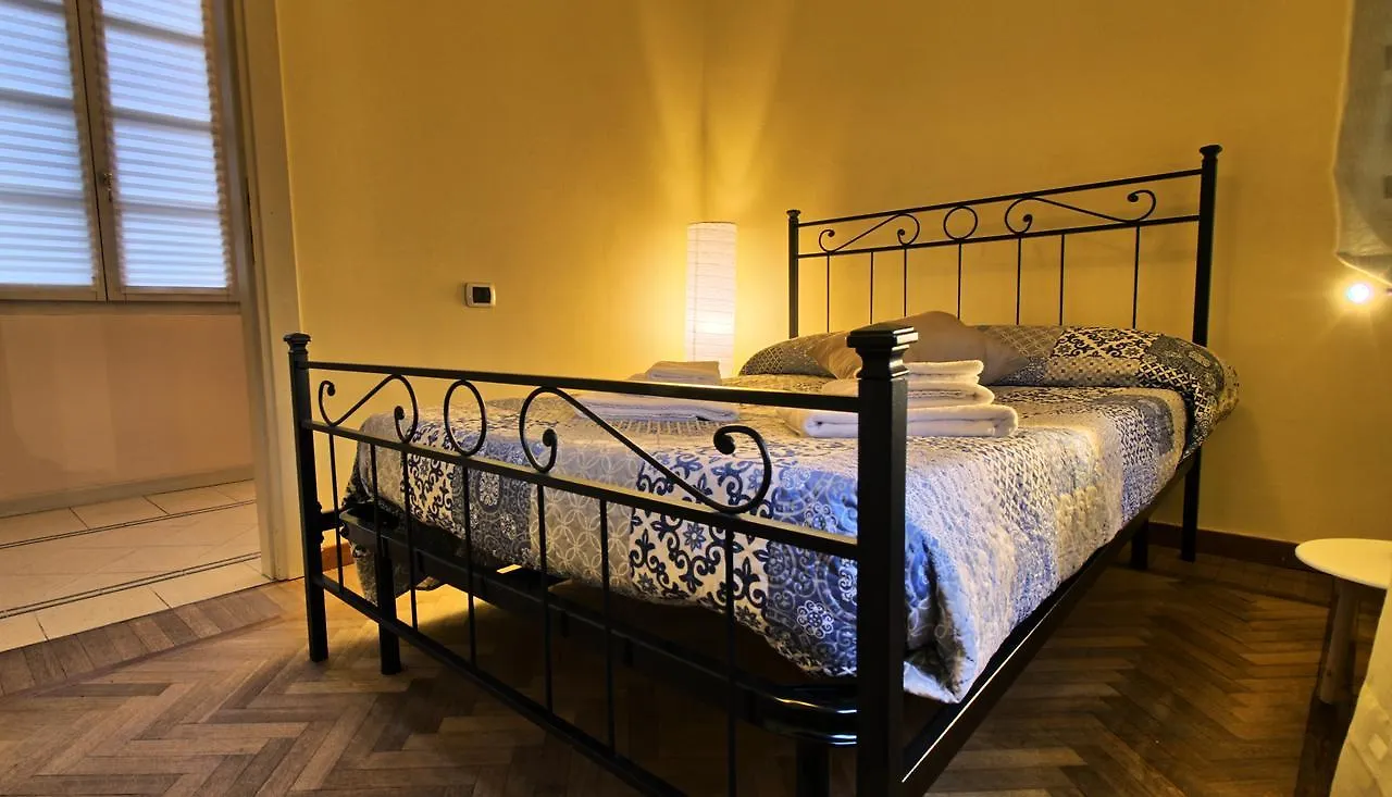 Ancient Courtyard Bonanomi 2 Bedroom Apartment Como