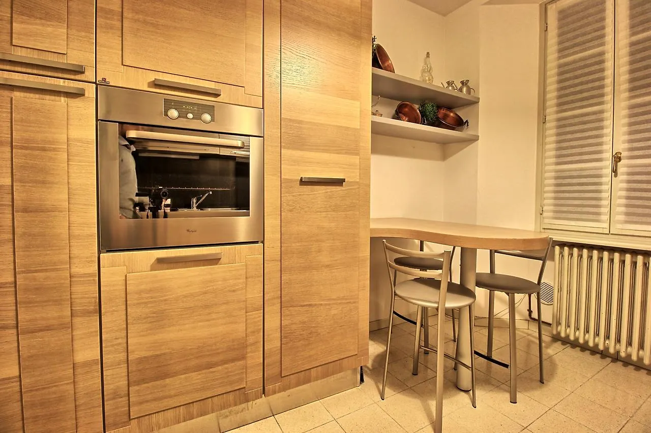 Ancient Courtyard Bonanomi 2 Bedroom Apartment Como