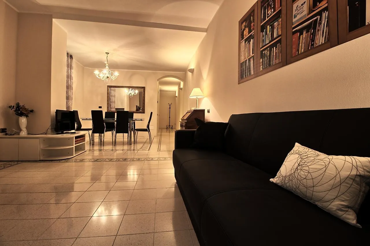 Ancient Courtyard Bonanomi 2 Bedroom Apartment Como 0*,  Italië